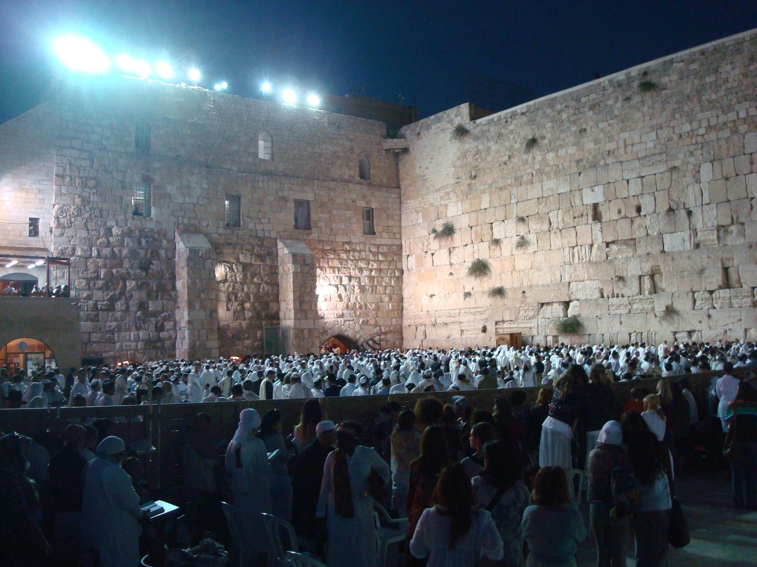 Mange jøder ved grædemuren på Yom Kippur